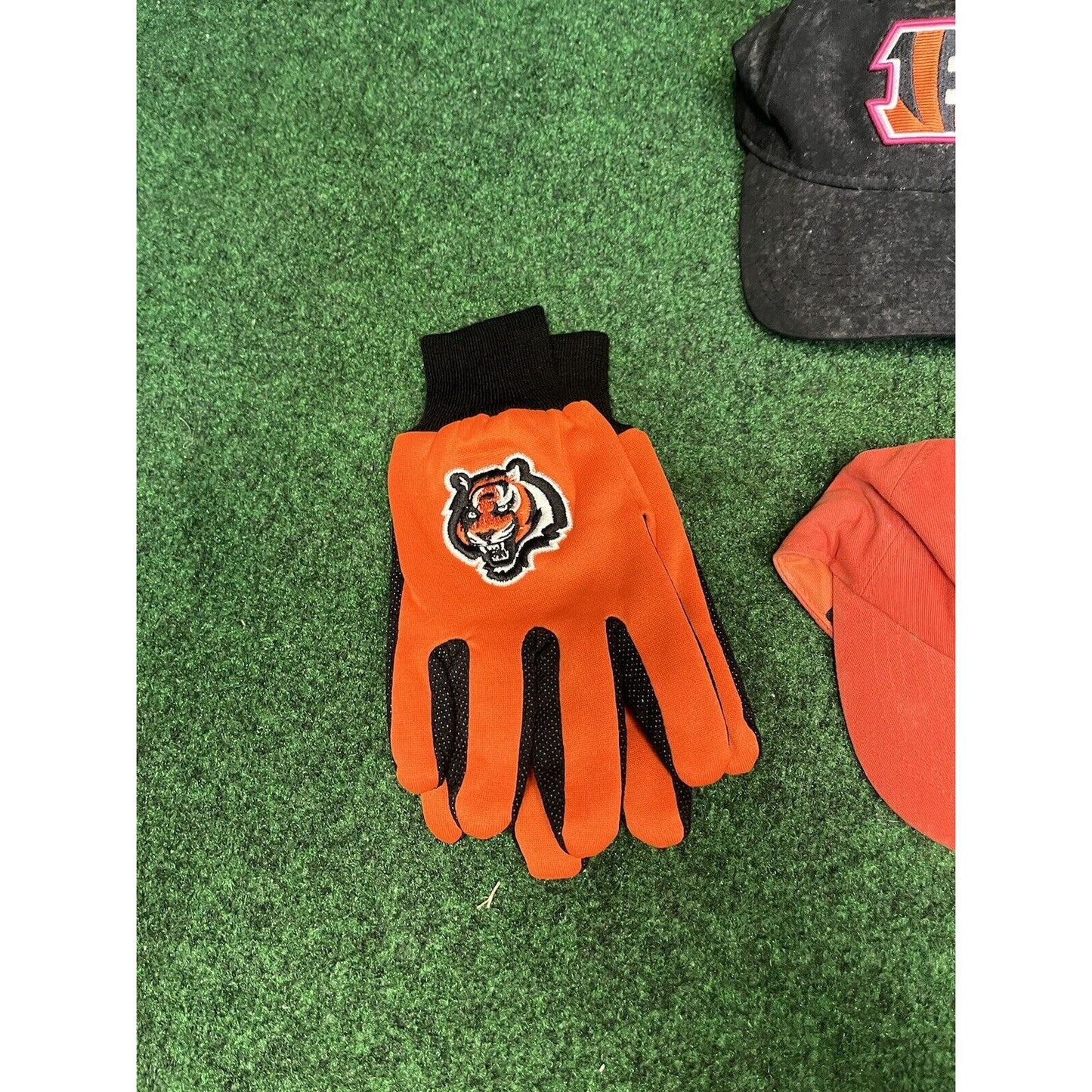 Cincinnati bengals Mix Lot - Winter Gloves, Beanie, hat cap (4). Used.