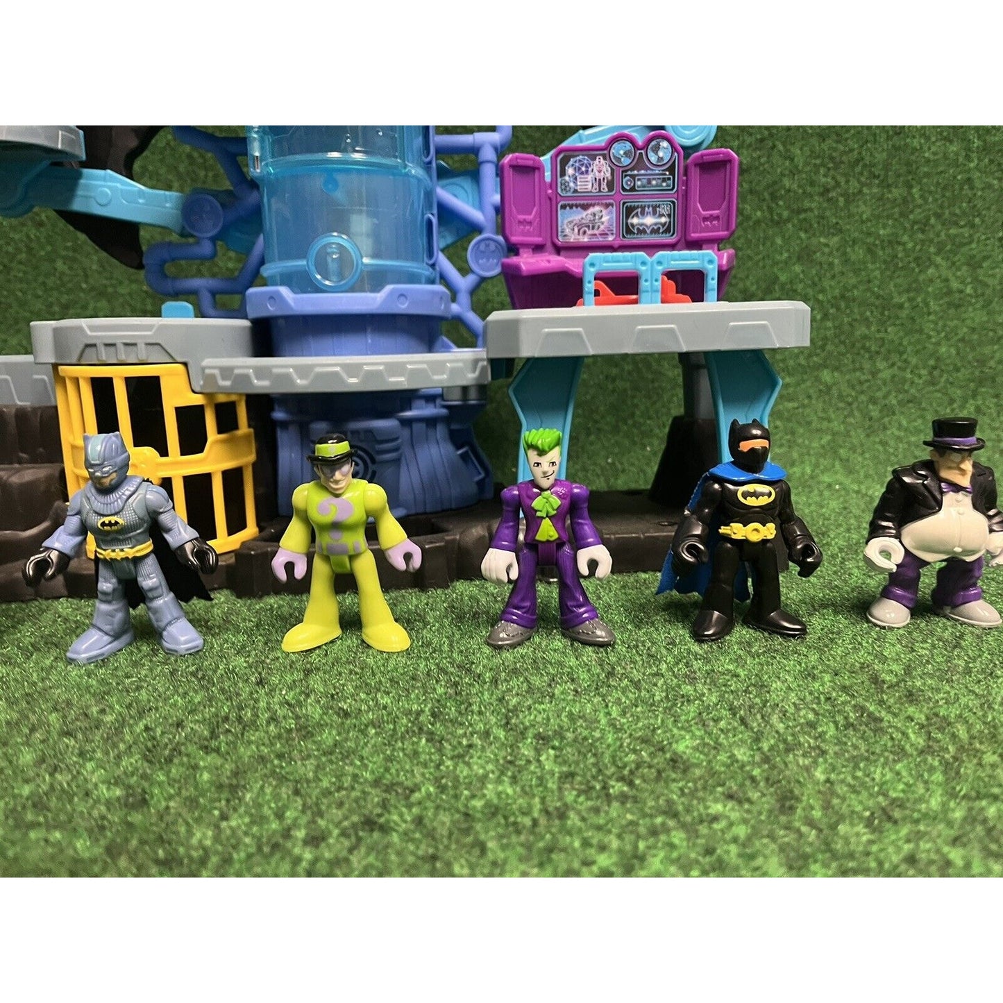 Fisher-Price Imaginext DC Super Friends Bat-Tech Batcave playset Figures Grundy
