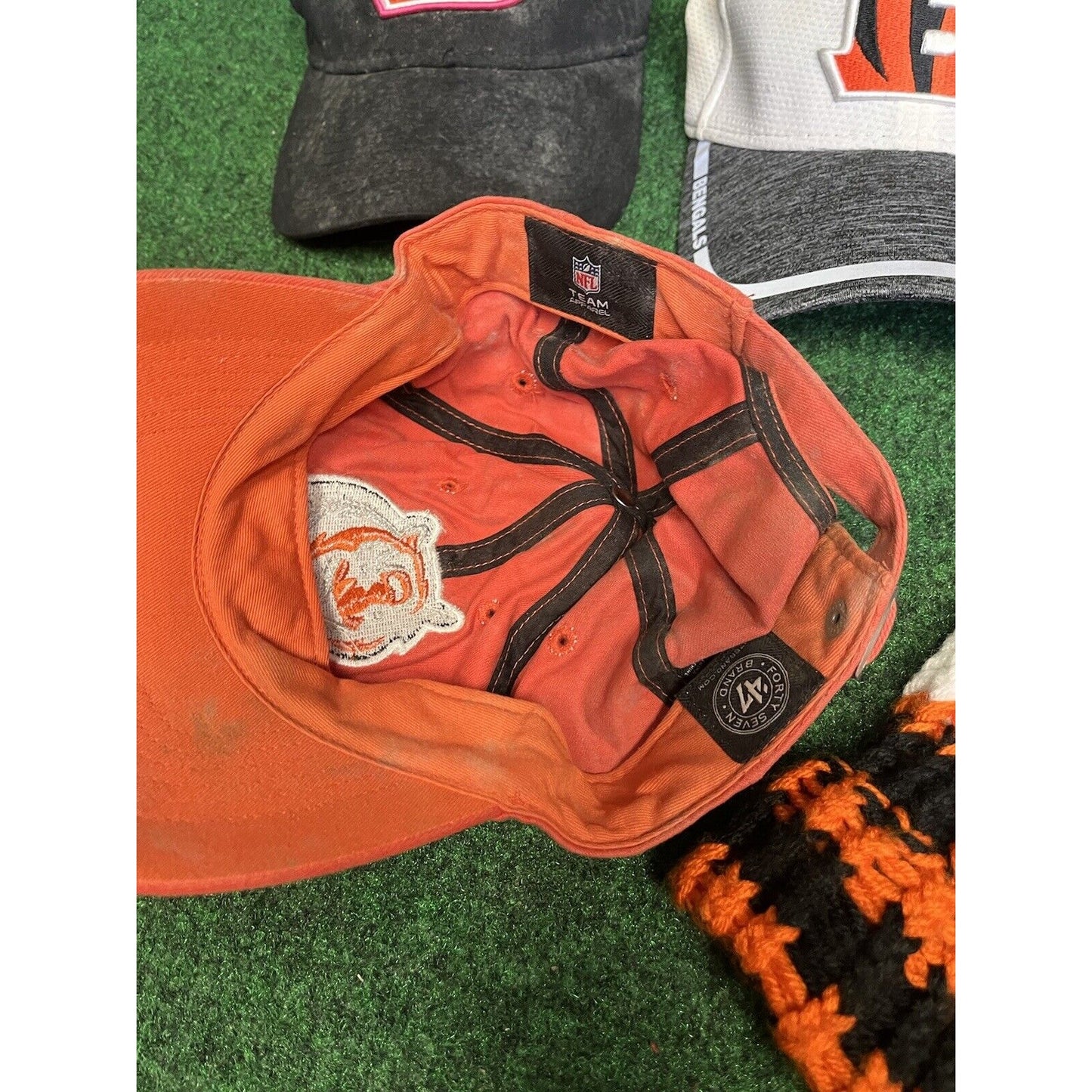 Cincinnati bengals Mix Lot - Winter Gloves, Beanie, hat cap (4). Used.