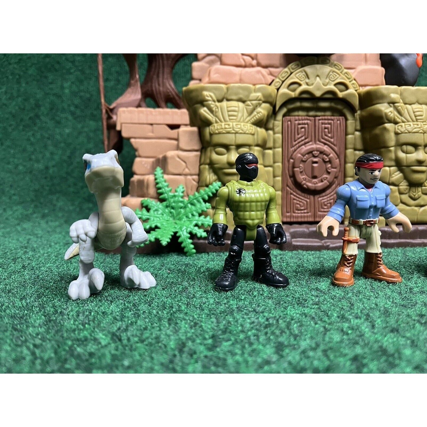 Fisher Price Imaginext Dino Fortress w/ T-rex Catapult Dinosaur & Figures